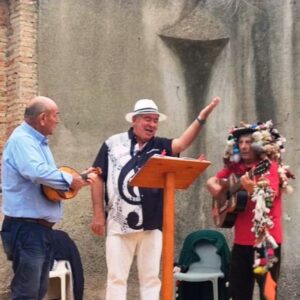 GLI ARTISTI ADELANTE E IL CEPPO MATTO IN MOSTRA ALLA  TORRE DEL MOLINO CON  PACERA, GUERINO E TOPOLINO  ll  “TRIO BELLEZZA” MUSICALE E CANORO CHE HA RESO FESTOSO L’ATTESO EVENTO PREMIAZIONE PER  IL TALENTO DI NOTI PERSONAGGI ISOLANI———————————————————-(clicca sulle foto, le vedrai in primo pianao e più grandi)