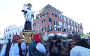 OGGI PUNTA MOLINO, SPIAGGIA DEI PESCATORI, ZONA VIOLETTA E  MANDRA IN FESTA PER LA SOLENNITA’  DI SANT’ANTONIO – LE STATUE DEL SANTO E DELLA MADONNA DEL FUOCO IN PROCESSIONE COL  RITORNO DEI GIGLI E DEI FRATICELLI———————————————————————(clicca sulle foto, le vedrai in primo piano e più grandi)