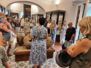 OGGI L’ULTIMO APPUNTAMENTO COL PROGETTO  DELL’ARCHEOLOGA MARIANGELA CATUOGNO PER LA CONOSCENZA DEI LUOGHI, DEL PATRIMONIO STORICO, ARCHITETTONICO E CULTURALE DI LACCO AMENO  PASSEGGIATE NEL CENTRO DEL PAESE CON “LACCONART. TI PORTO IO”——————————————————(clicca sulle foto, le vedrai pin primo piano ed più grandi)