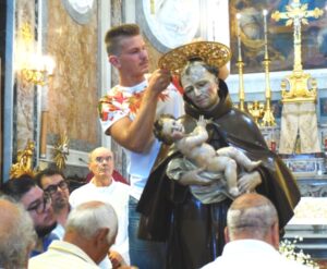 IL GIOVEDI DELLA FESTA: QUESTA MATTINA SAN GIOVAN GIUSEPPE  “SCENDE” IN MEZZO AL SUO POPOLO DEVOTO PER IL SACRO E TRADIZIONALE RITO DELLA VESTIZIONE E INTRONIZZAZIONE – DOMANI TOCCHERA’ ALLA MADONNA DELLA CONGREGA —————————————————————–(clicca sulle foto, le vedrai in primo puano e più grandi)