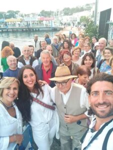 IL “BORBONICO” GIOVANNINO  DI MEGLIO E IL CANTORE DENIS TRANI  SI INVENTANO LA PASSEGGIATA STORICO-URBANA SULLE ORME DI RE FERDINANDO II DALLA PAGODA AL PALAZZO REALE OFFRENDO UN ANTICIPO DELLA FESTA DEL PORTO DI DOMANI………………………………………………………………………………………..(