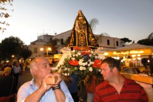 FEDE E CULTURA ALLA FESTA DELL’ADDOLORATA DELL’ARSO A ISCHIA  OGGI  L’ANTICA MADONNINA  PORTATA IN PROCESSIONE PER LE VIE DELLA CONTRADA FINO AL BELVEDERE DELLA TORRE DEL MOLINO PER LA BENEDIZIONE DEL MARE—————————————————————–(cli)