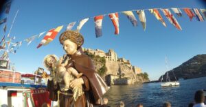 IN PROCESSIONE VIA MARE E PER TERRA OGGI  BENEDIZIONE E ULTIMO SALUTO DI SAN GIOVAN GIUSEPPE DELLA CROCE AI TURISTI PRESENTI SULL’ISOLA ED  AI SUOI CONCITTADINI———————————————————————-(clicca  sulle foto, le vedrai in prino piano e più grandi)